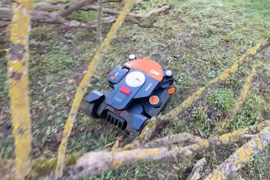 Worx Landroid Vision Cloud 4WD Mähroboter Stereokamera und RTK Cloud Navigation ohne Antenne, unter einem Baum mit Ästen am navigieren